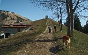 30 Salendo alla Cappella Alpina...